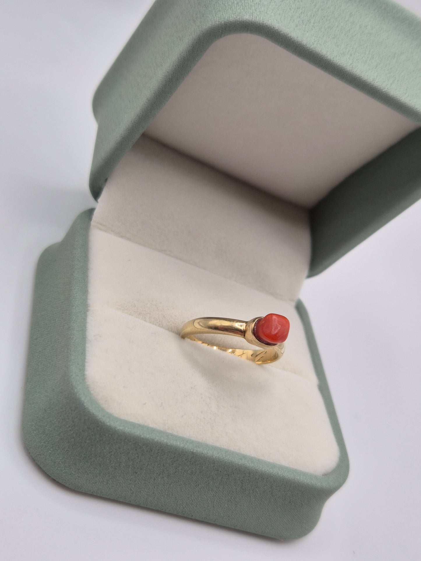 14ct gold coral ring