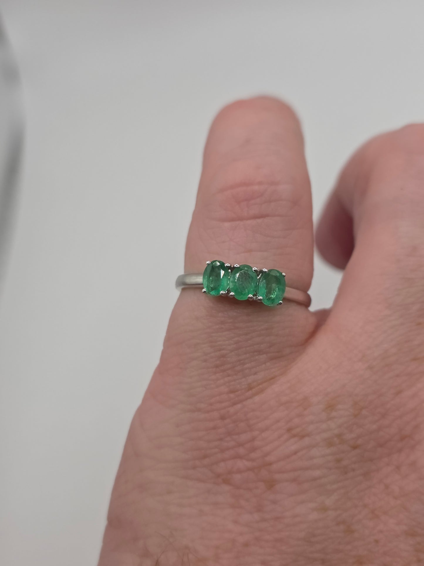 9ct white gold emerald ring