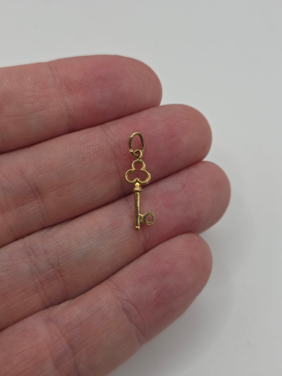 9ct gold initial O key charm