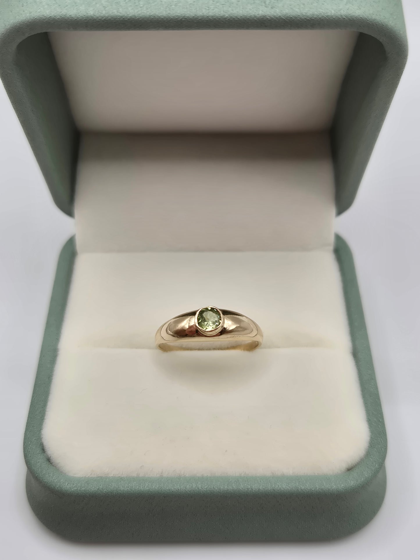 9ct gold peridot gypsy ring