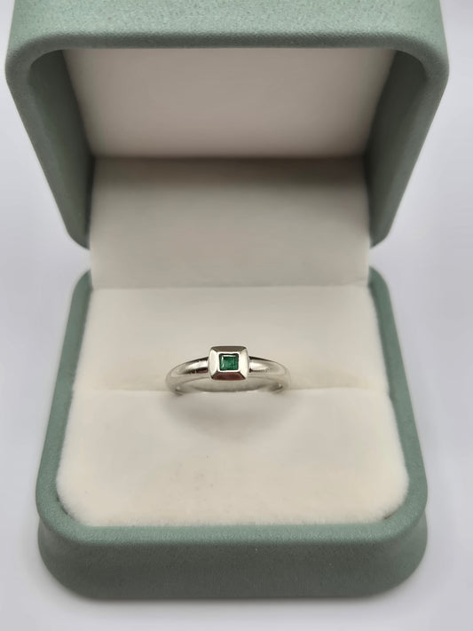 9ct white gold emerald ring