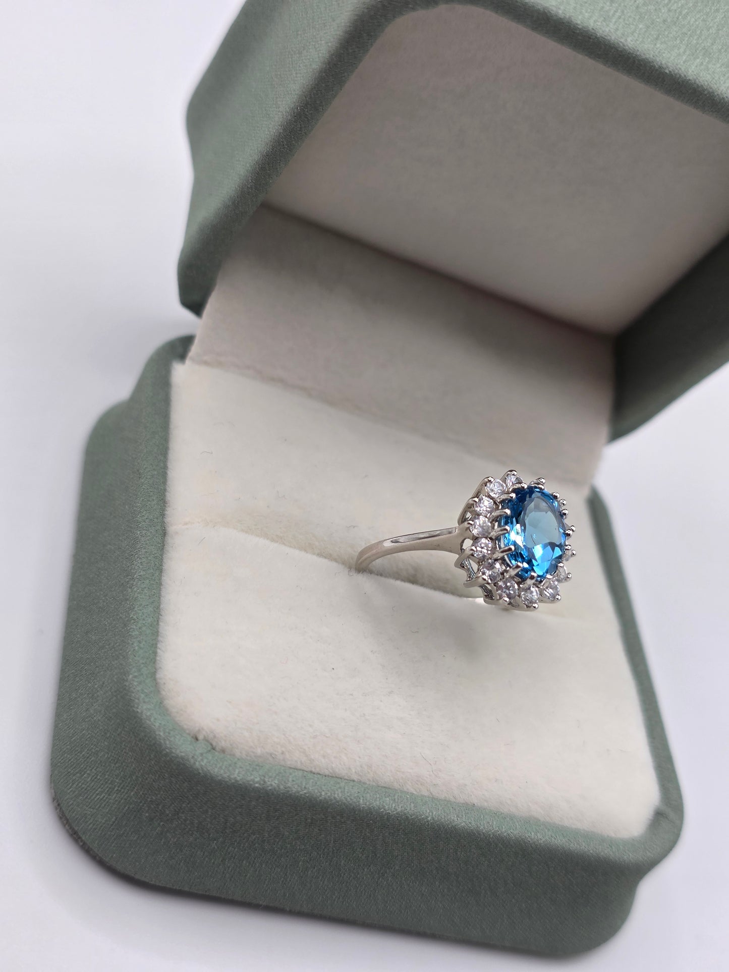 9ct white gold topaz and zircon ring