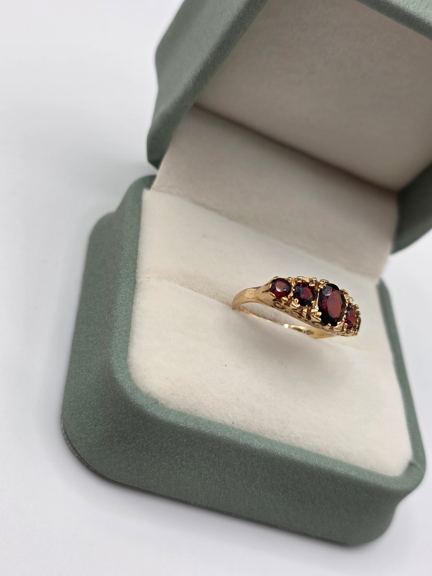 9ct gold garnet ring
