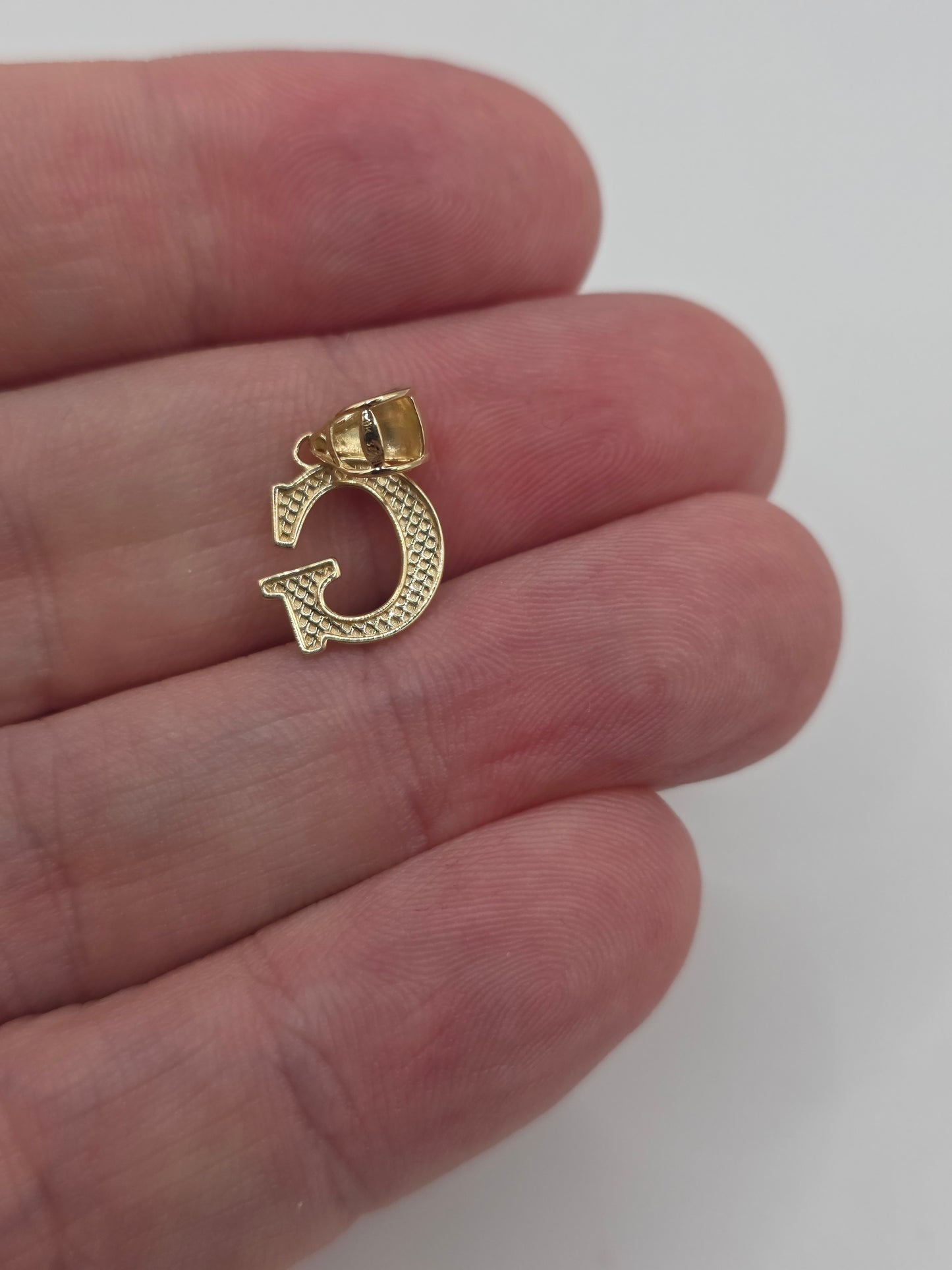 9ct gold initial G pendant