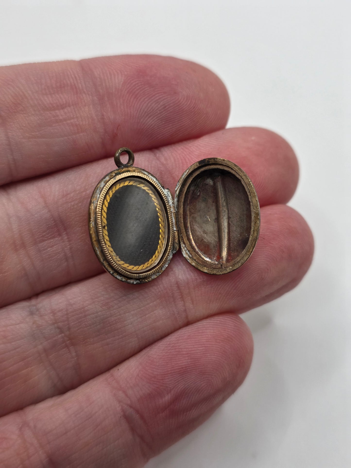 9ct gold back and front locket