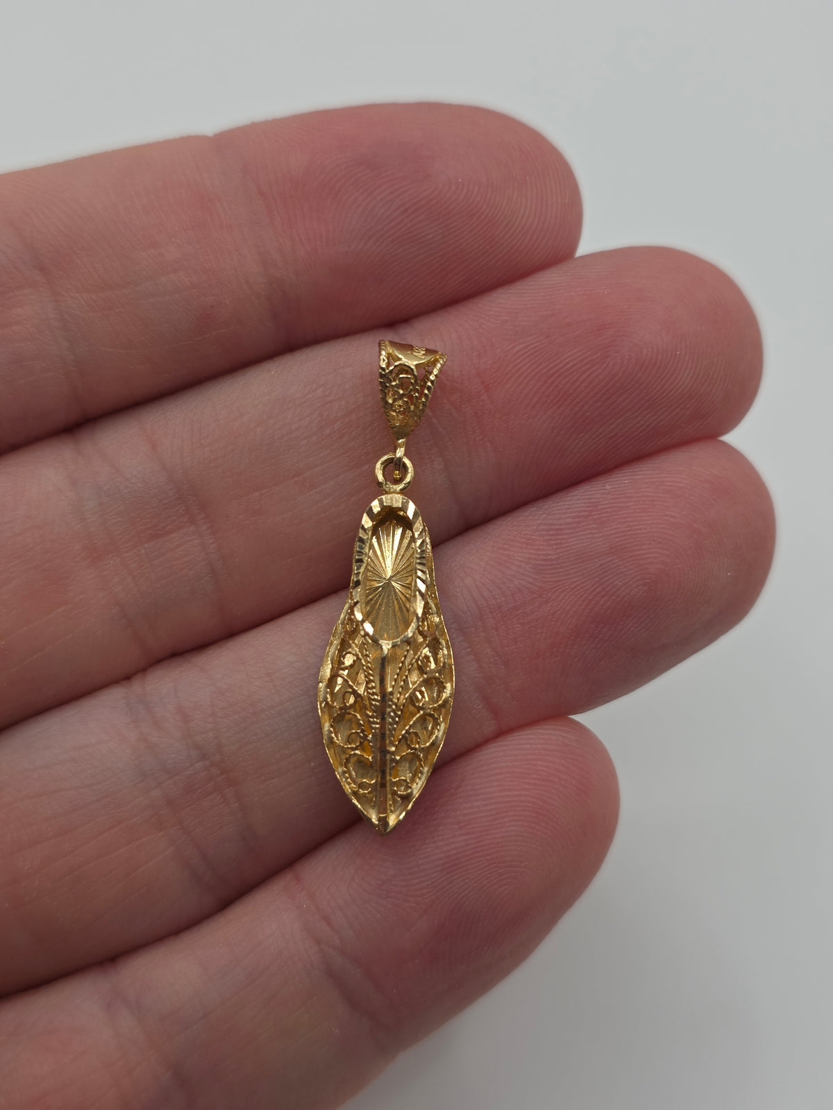 9ct gold filigree shoe pendant
