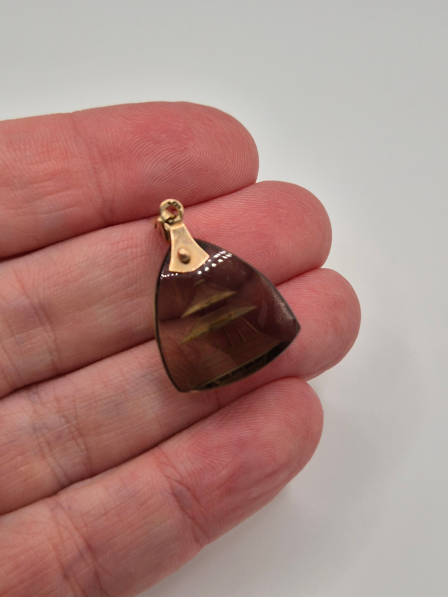 14ct gold carved quartz pendant