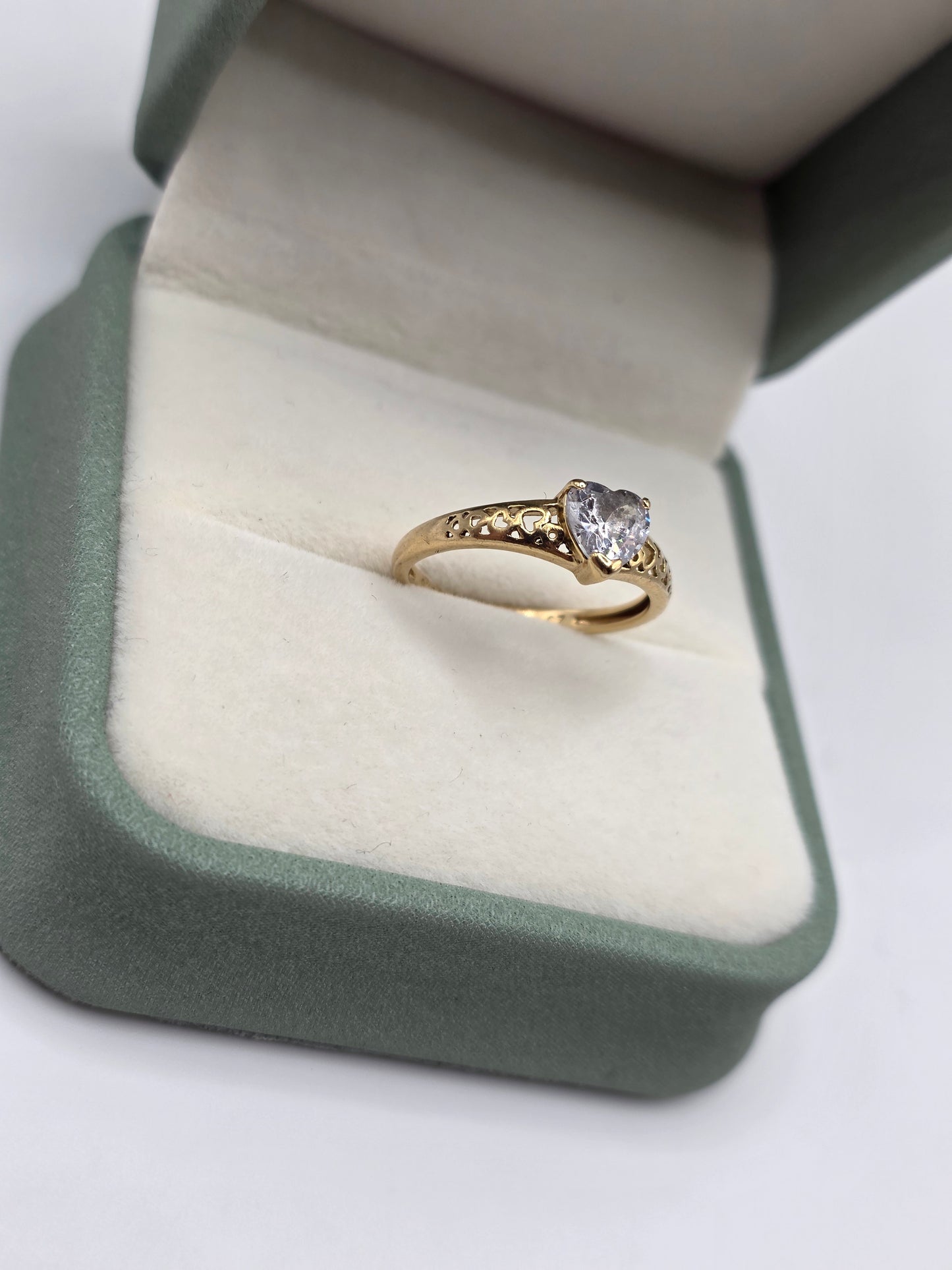 9ct gold Cz heart ring