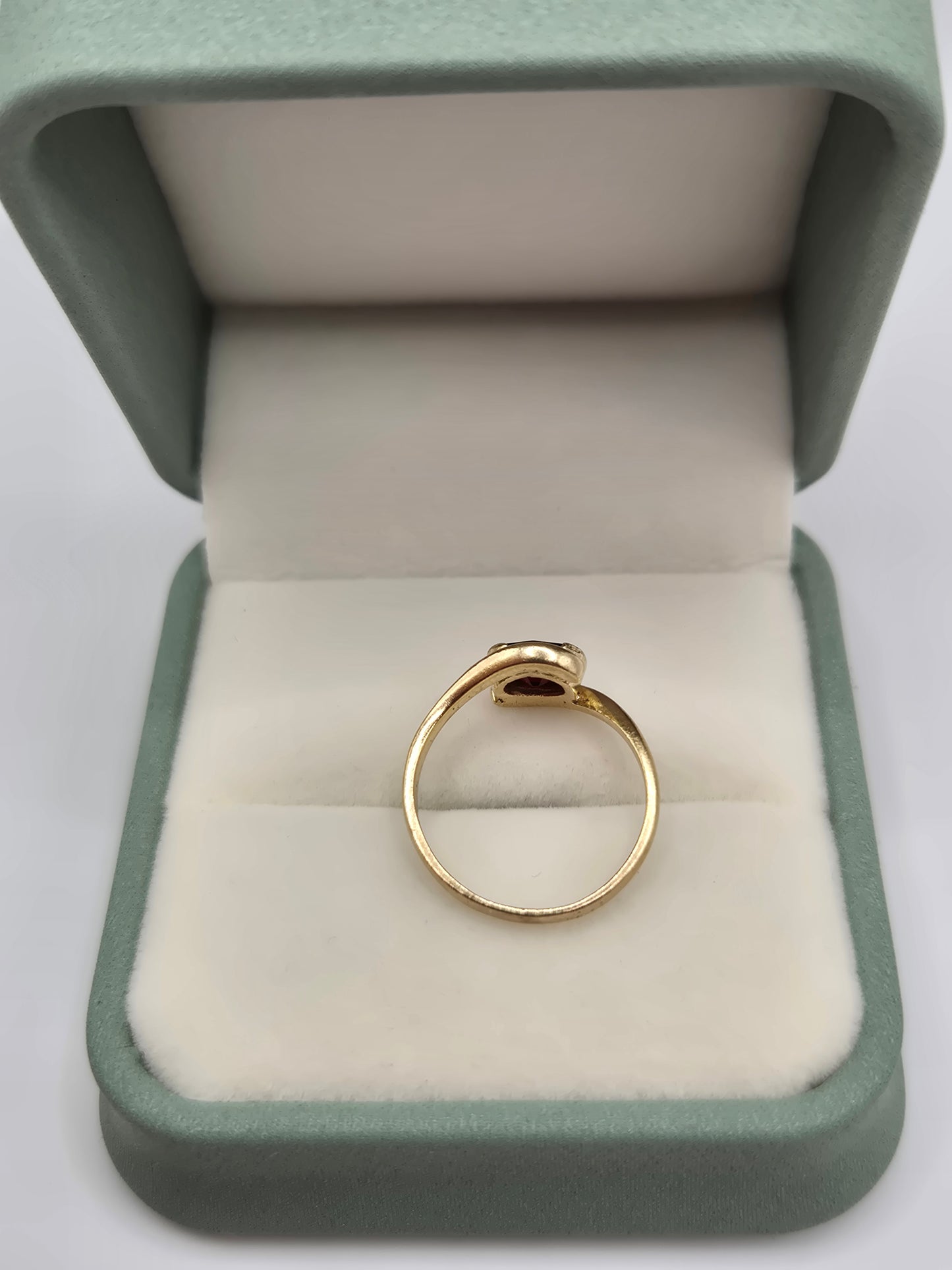 9ct gold garnet ring