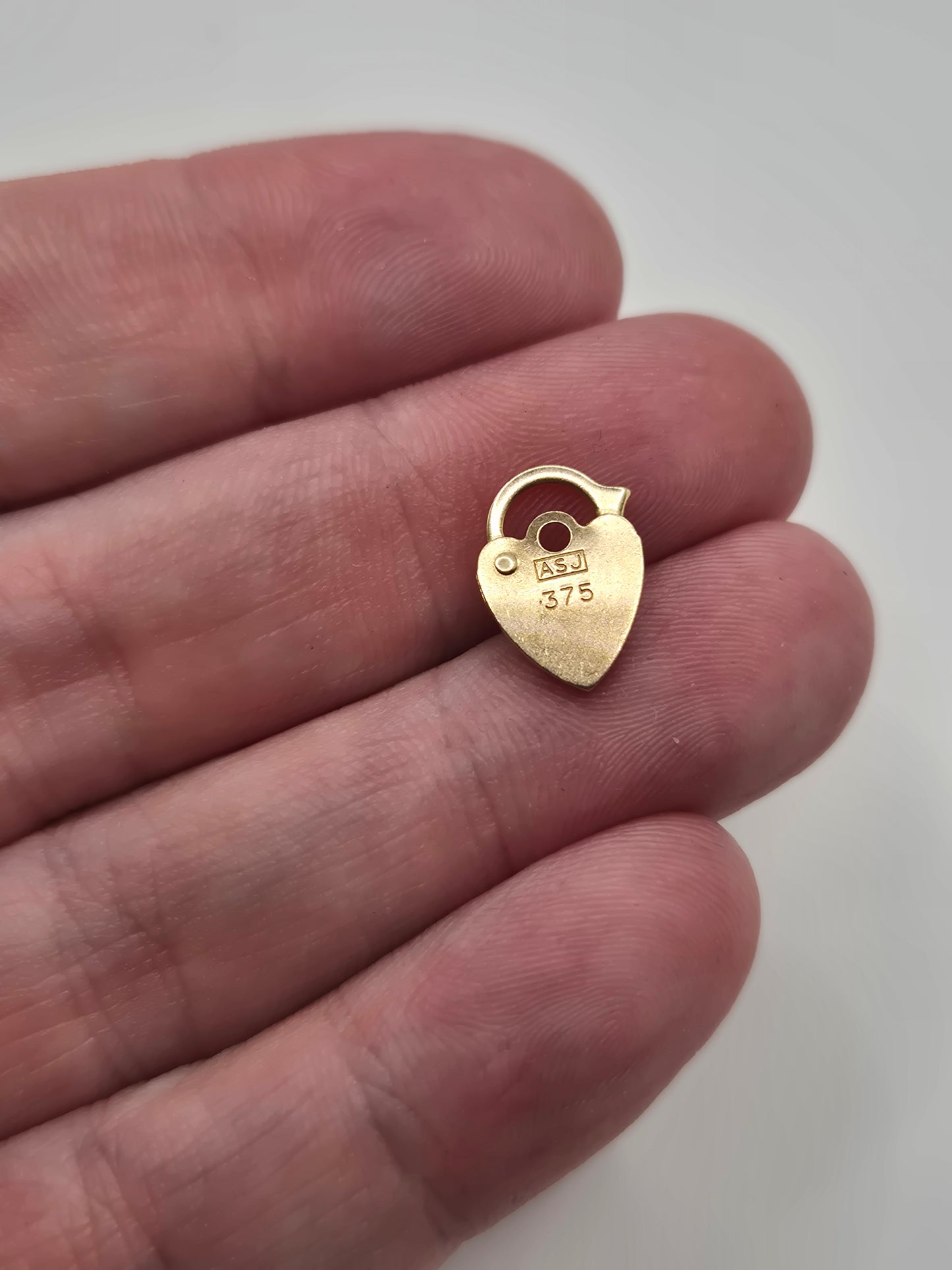 9ct gold padlock (20)