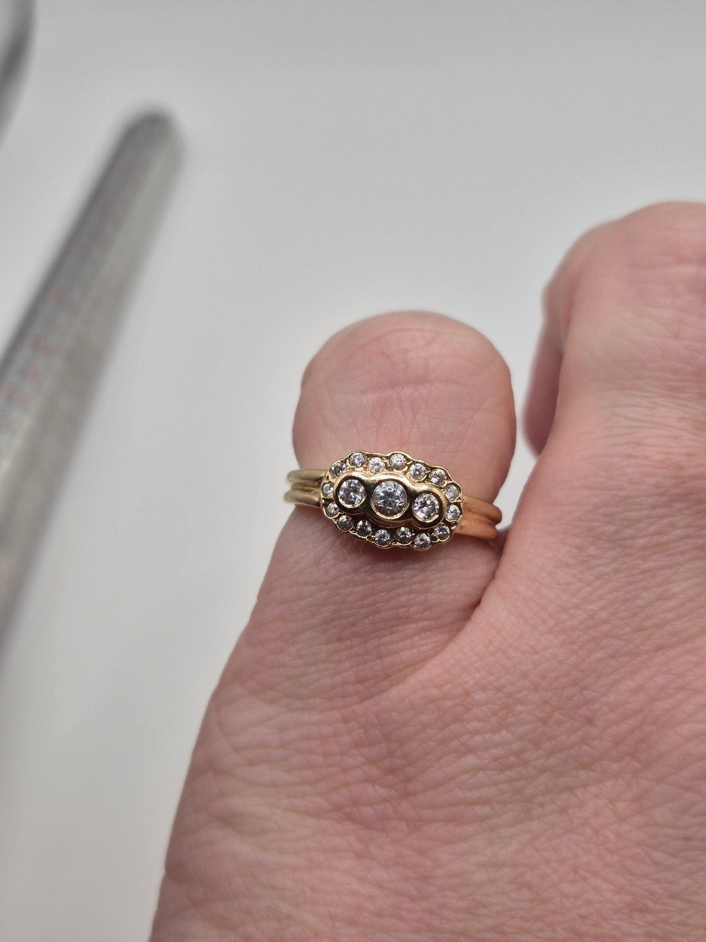9ct gold zircon ring