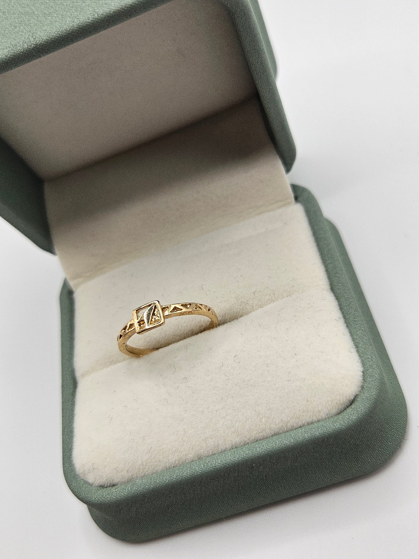 9ct gold patterned ring