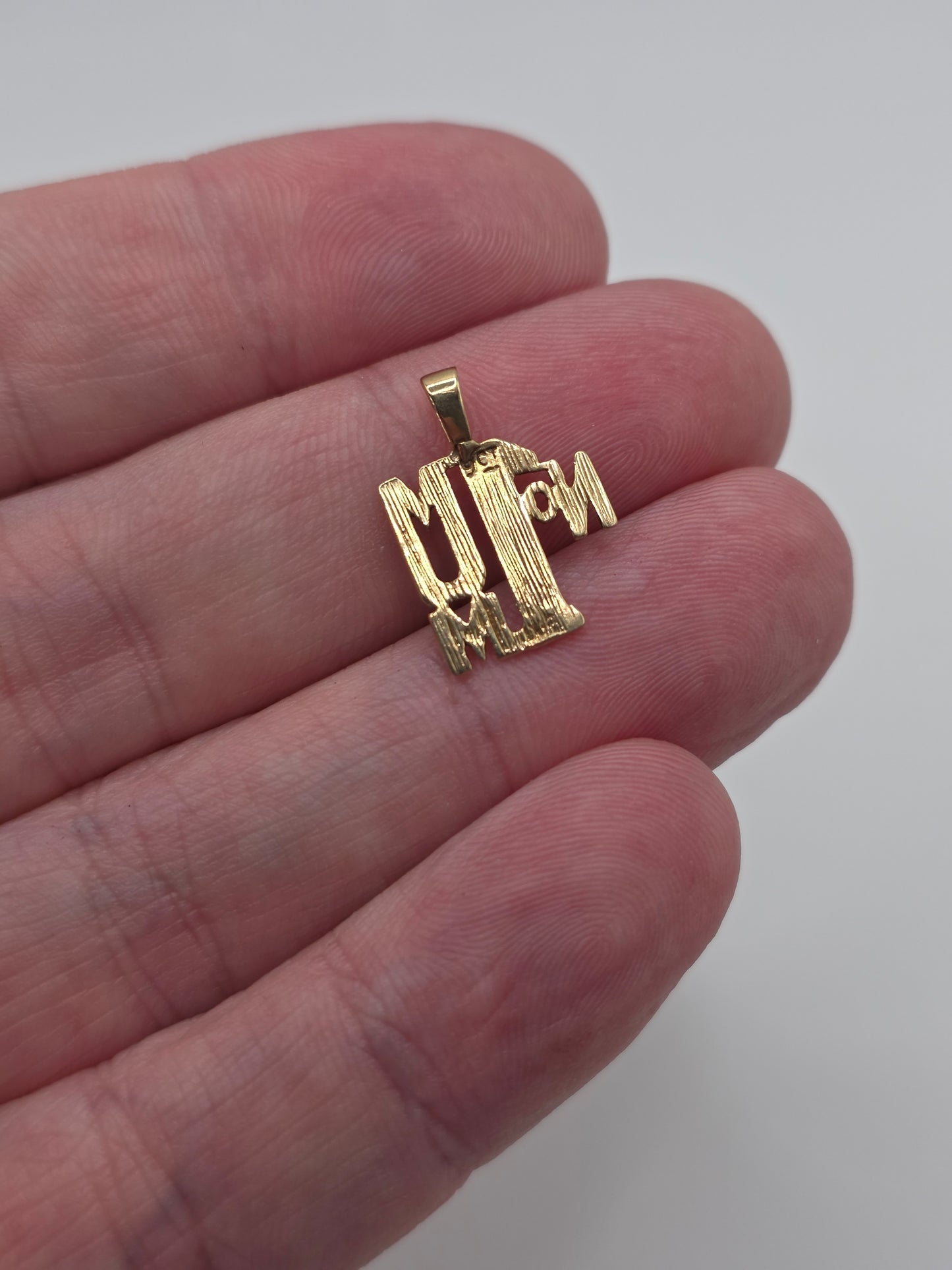 9ct gold no.1 mum pendant