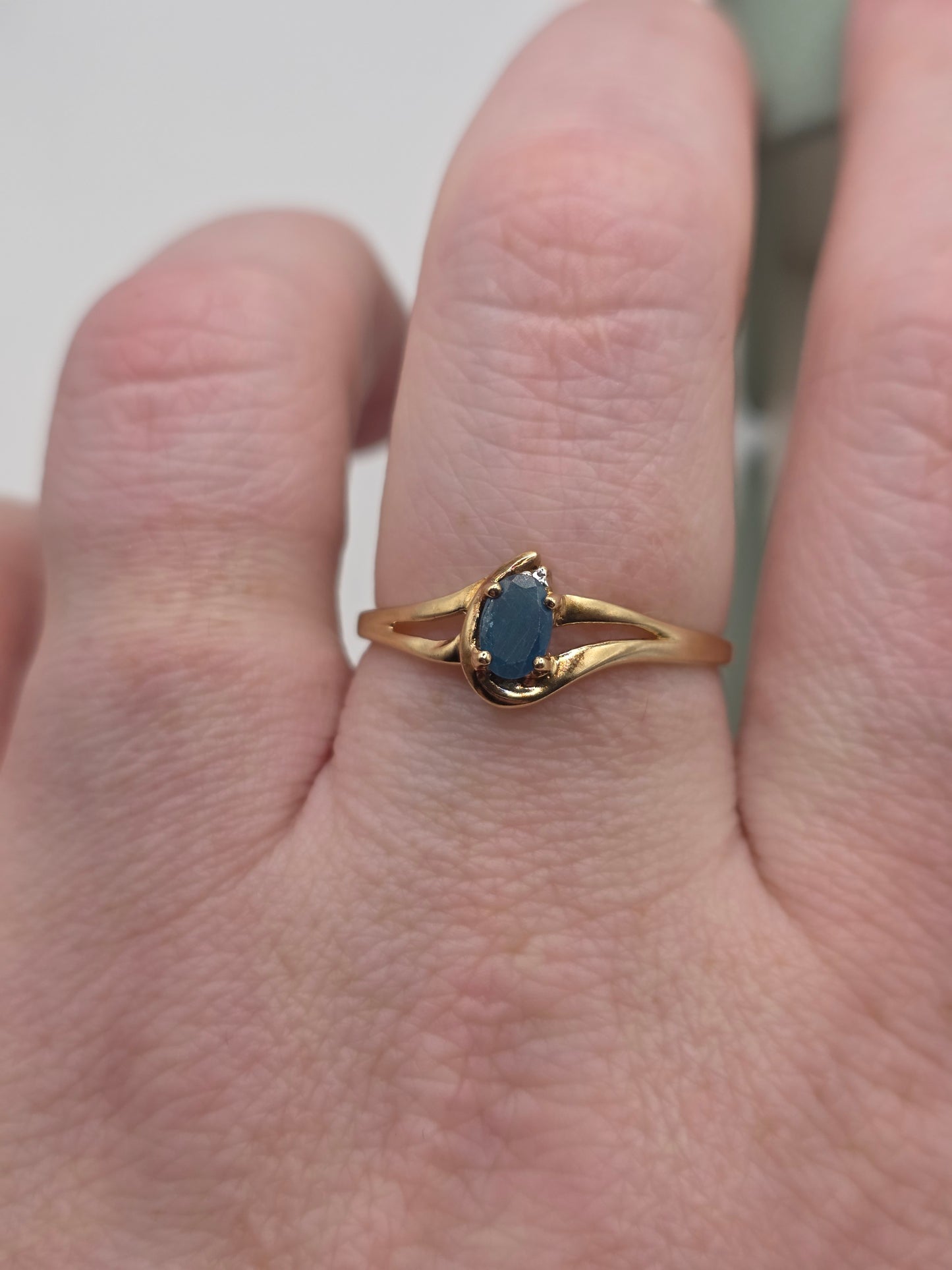 9ct gold sapphire ring
