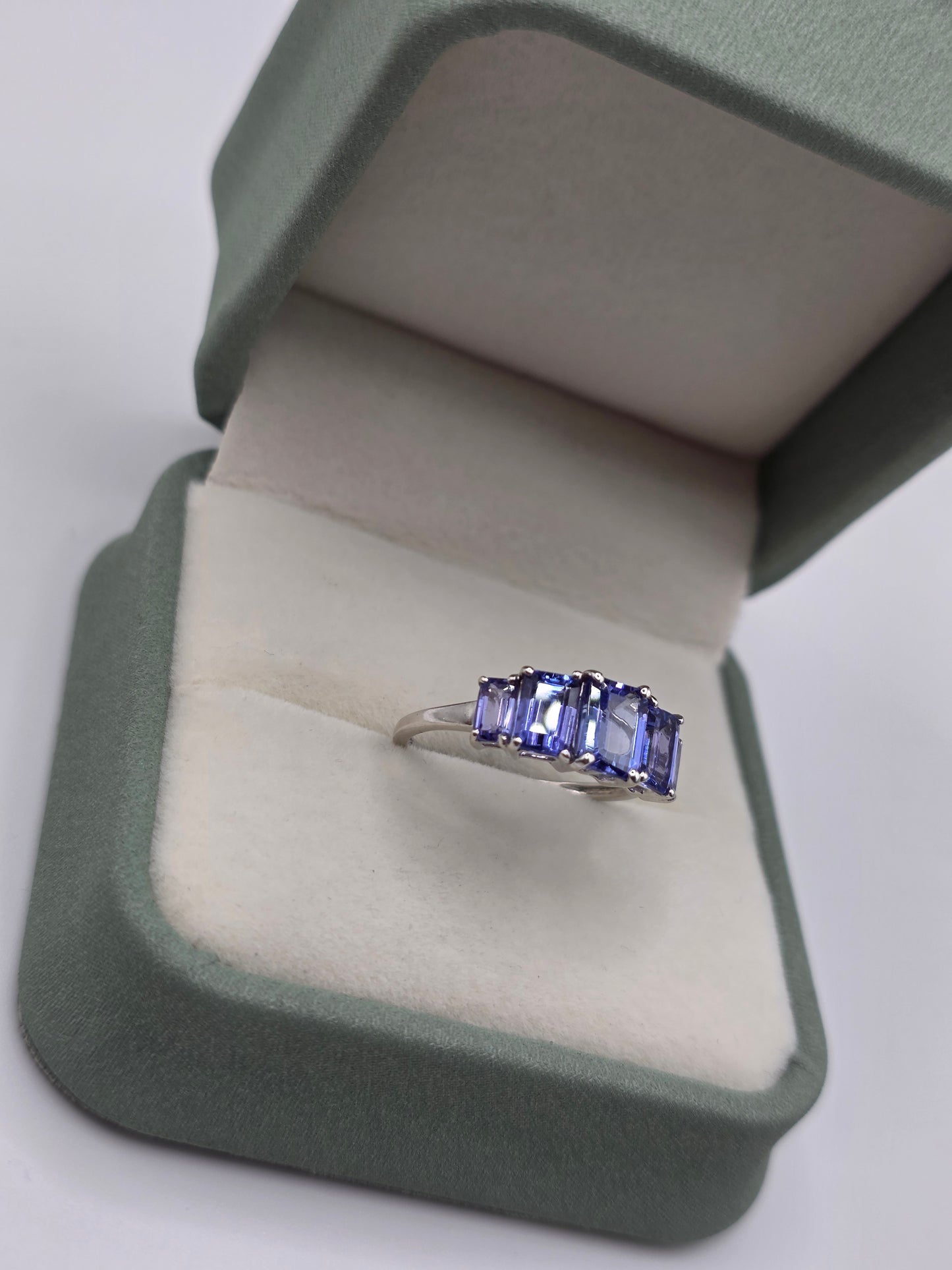 9ct white gold tanzanite ring