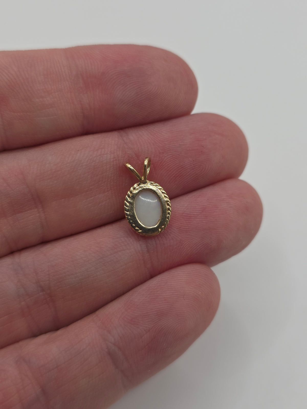 9ct gold opal pendant