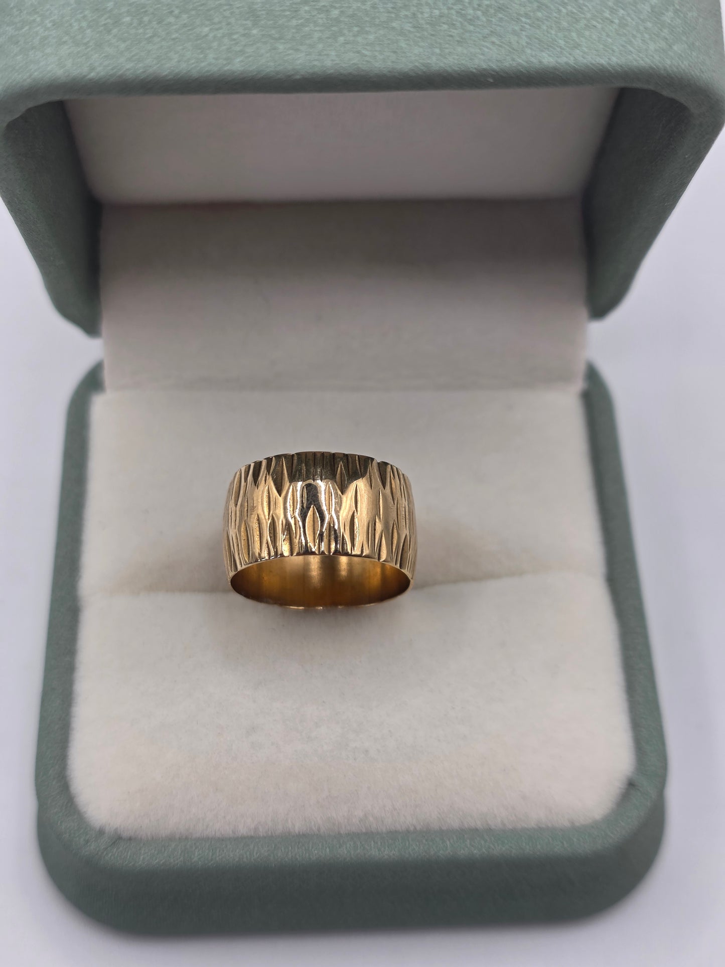 9ct gold patterned band ring