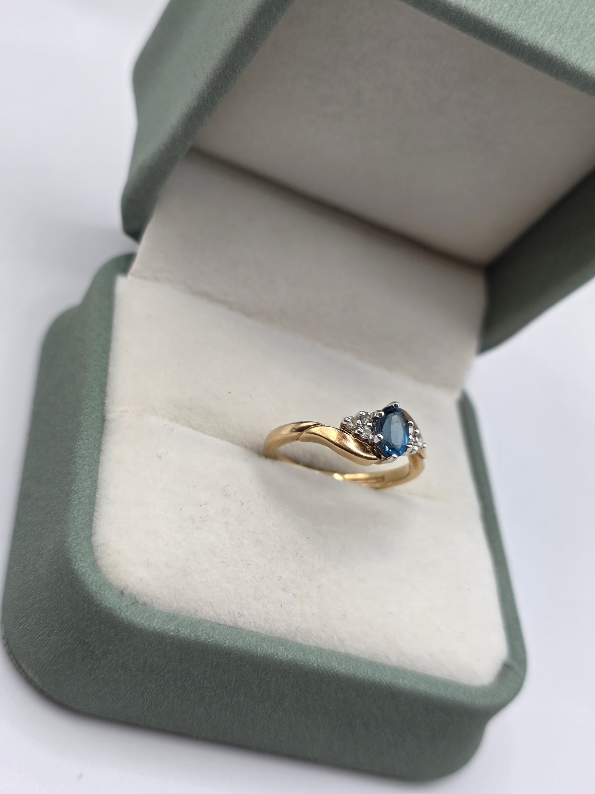 9ct gold topaz and diamond ring