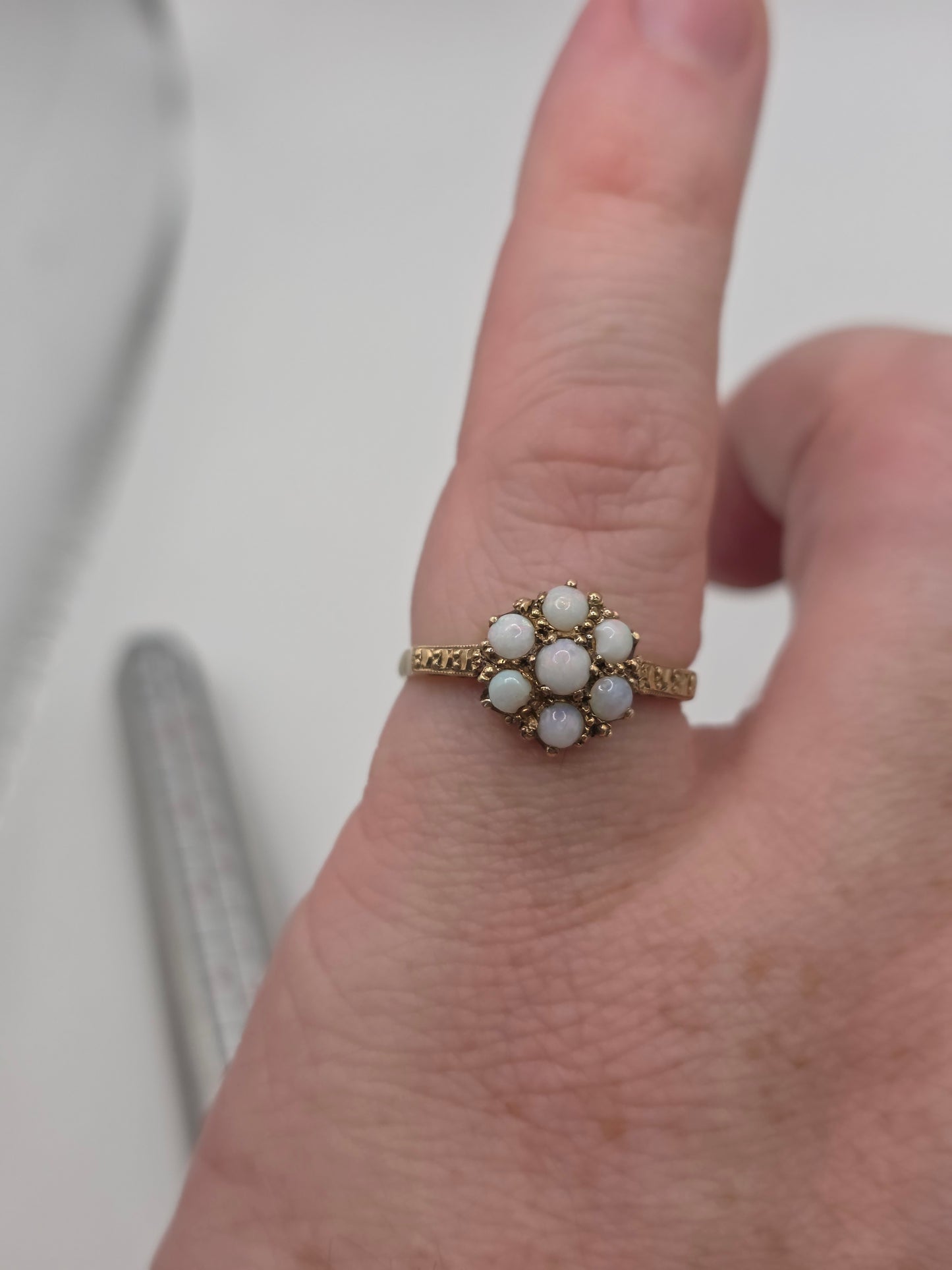 Vintage 9ct gold opal cluster ring