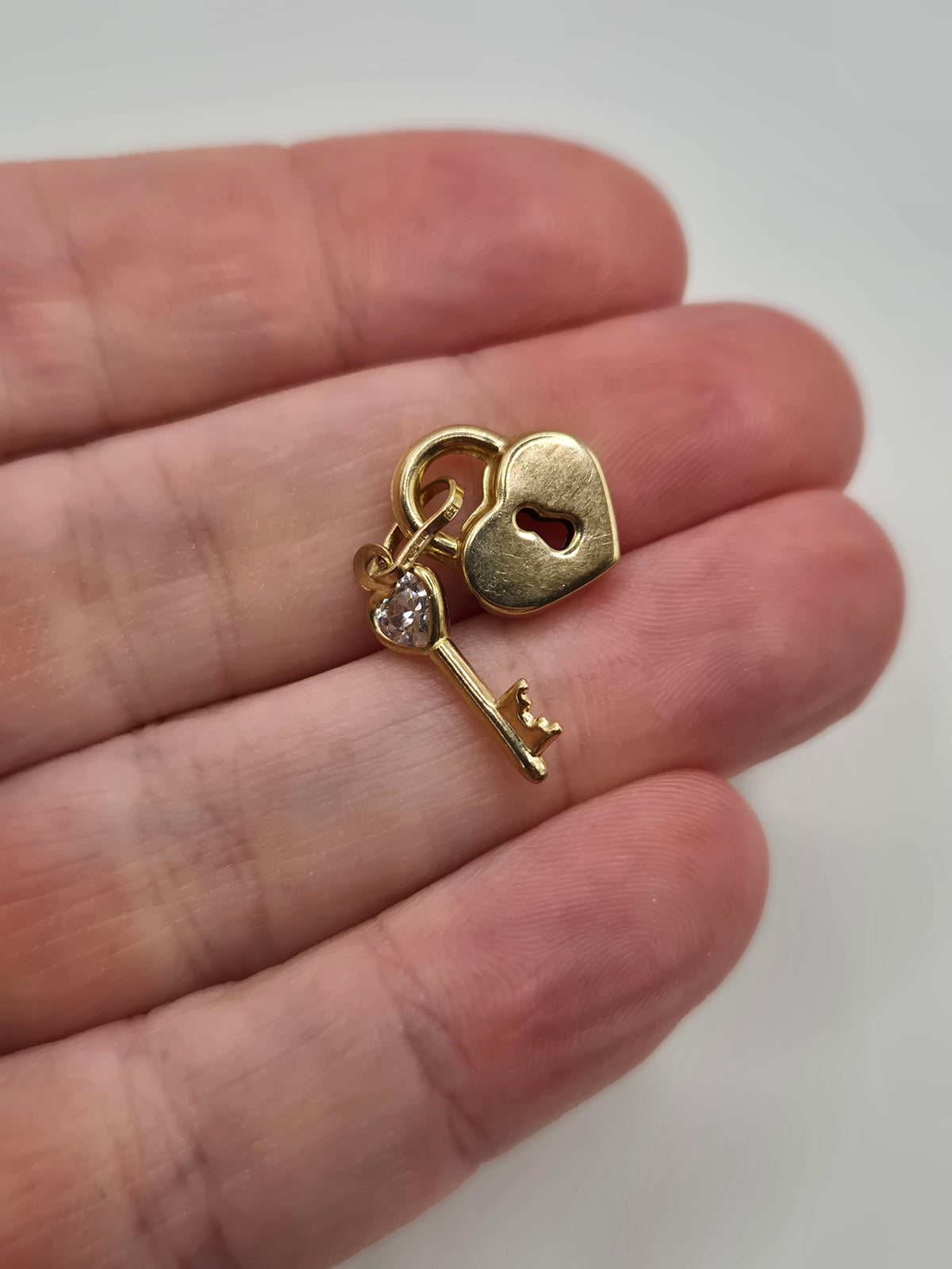 9ct gold lock and key charm – GrangeJewellers