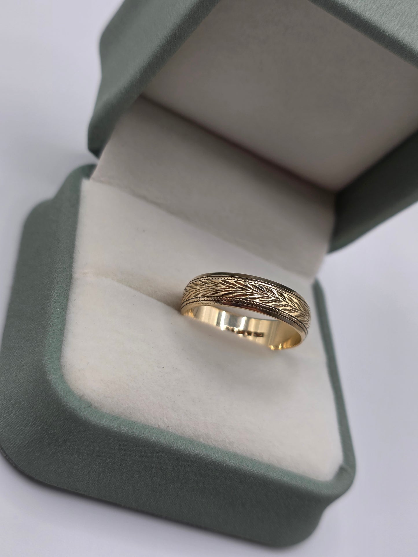 9ct gold patterned band ring