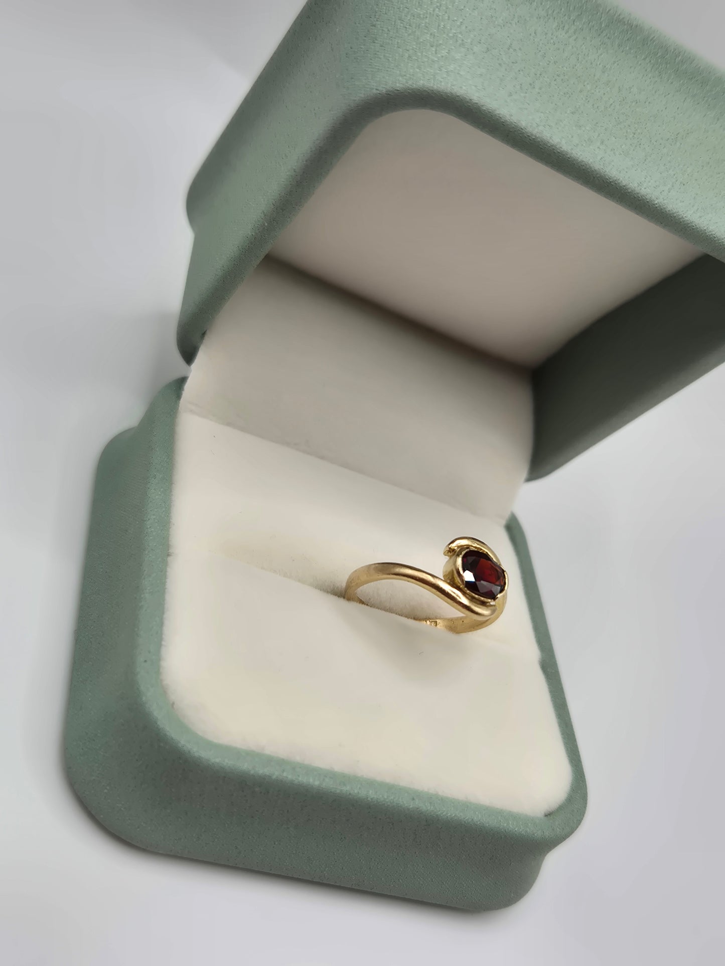 9ct gold garnet ring