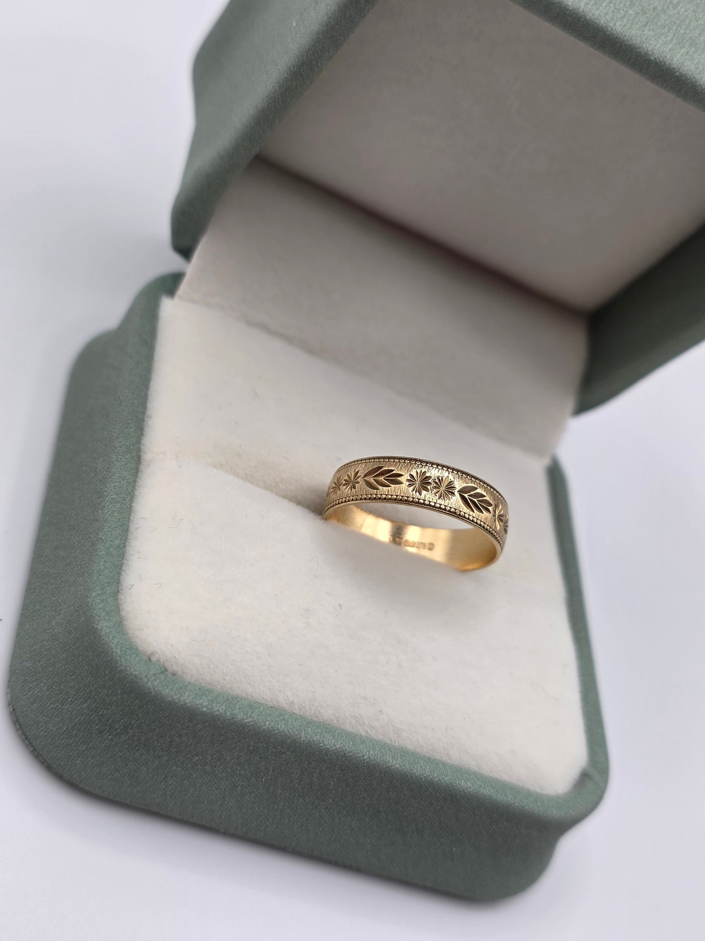 9ct gold patterned band ring