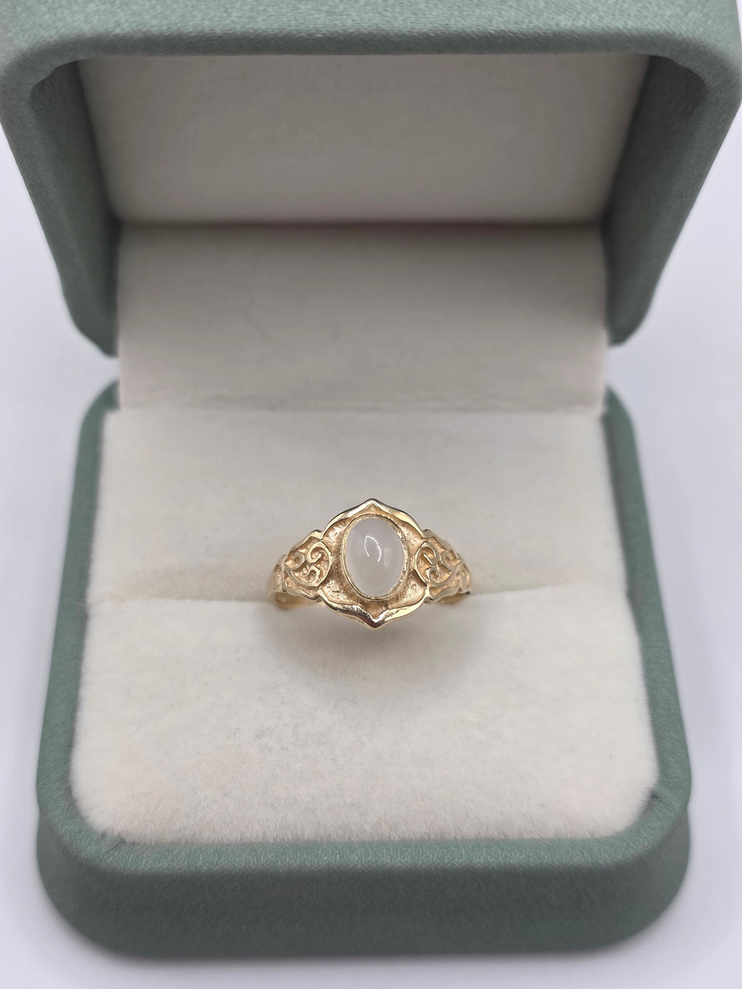 9ct gold moonstone ring