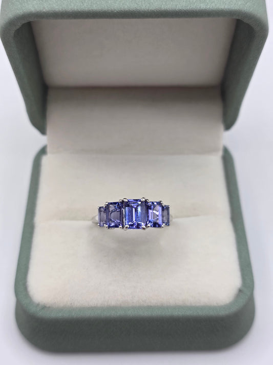 9ct white gold tanzanite ring