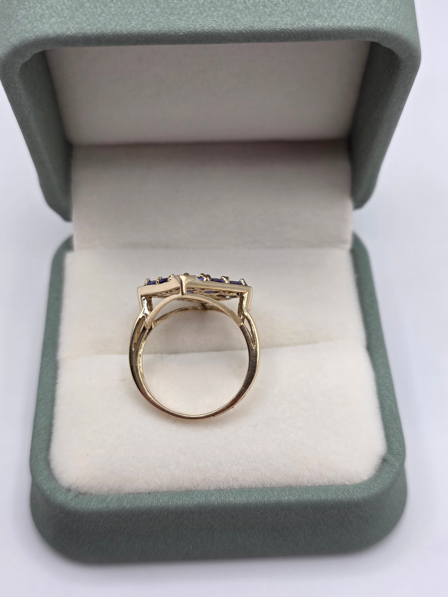 9ct gold tanzanite and diamond ring
