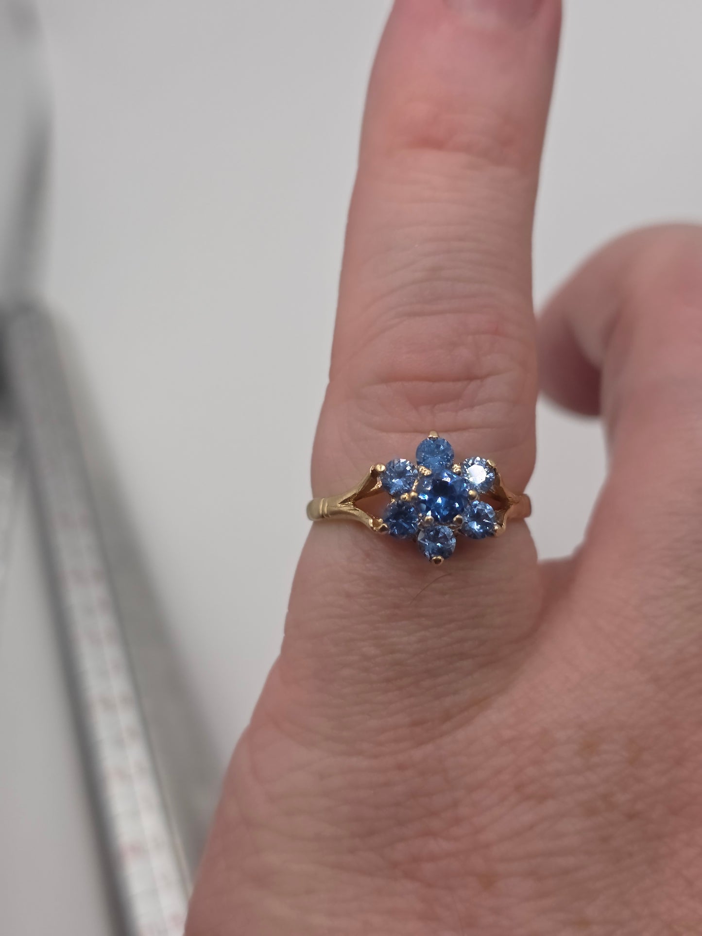 9ct gold blue cz ring