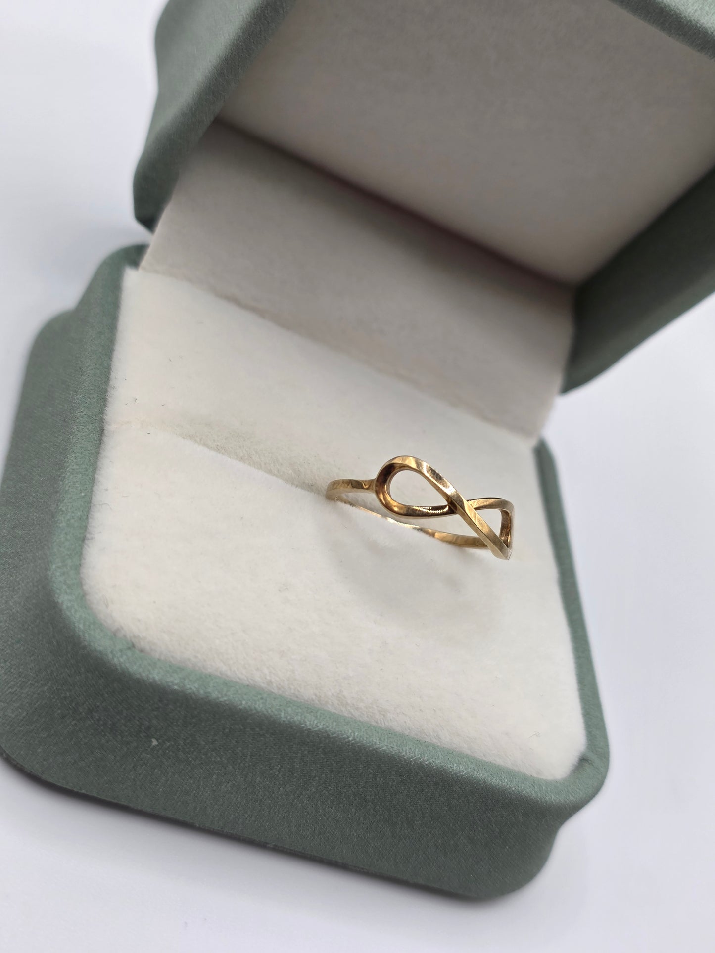 9ct gold inifity ring