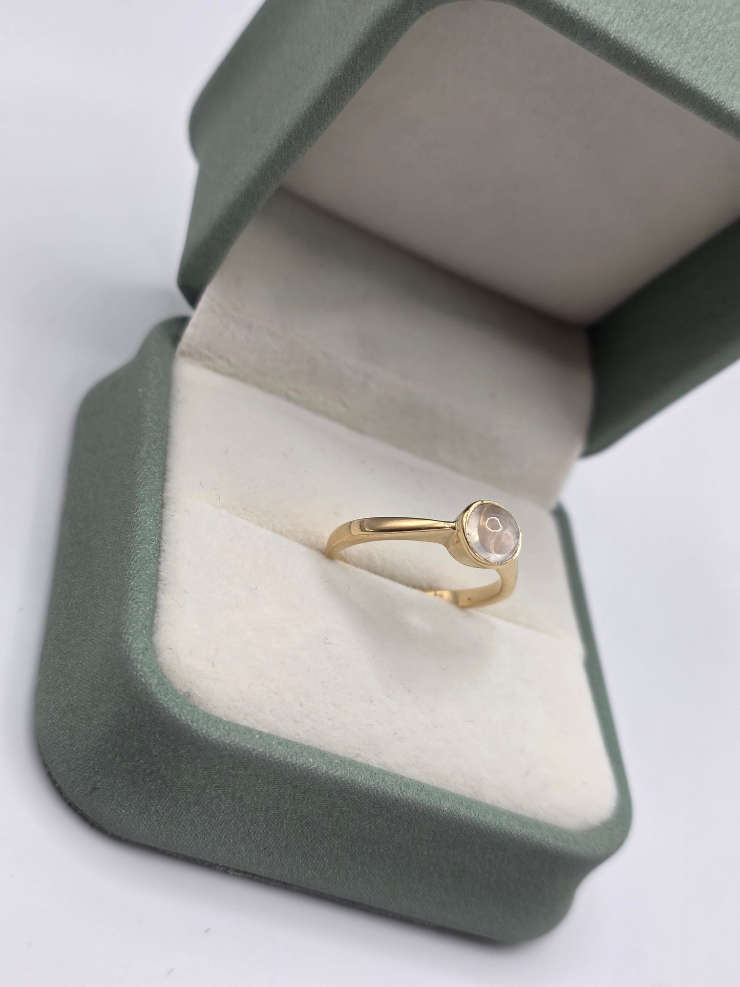 9ct gold moonstone ring