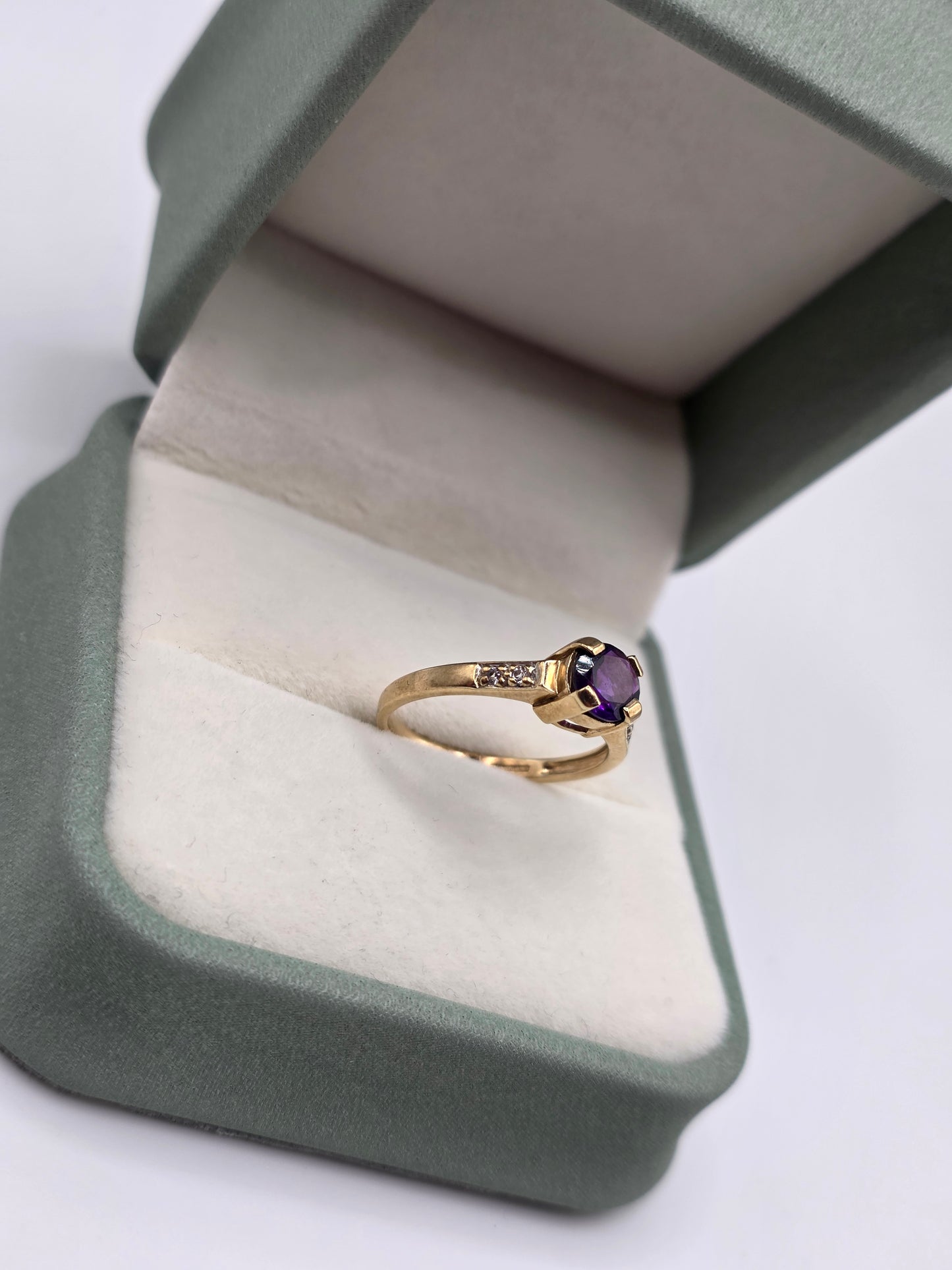 9ct gold amethyst and diamond ring