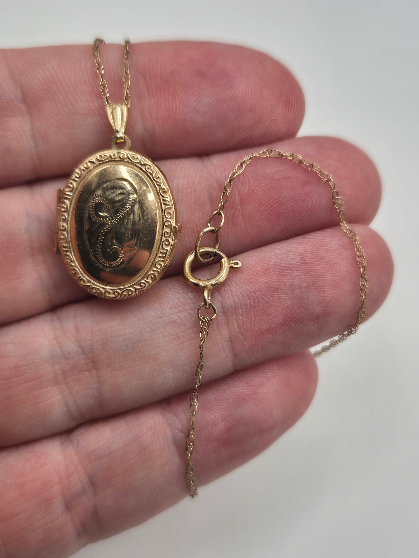 9ct gold locket necklace