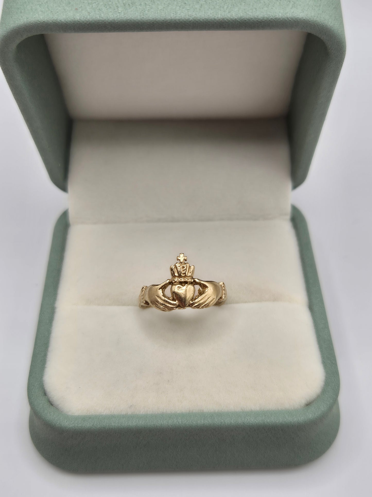 9ct gold claddagh ring