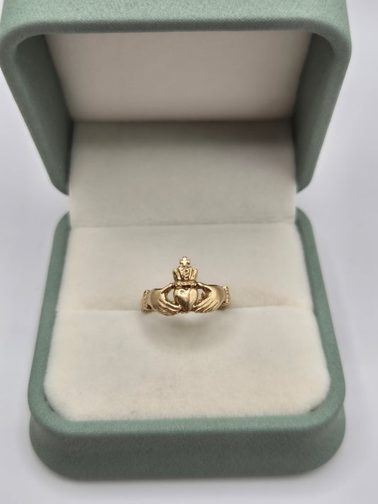9ct gold claddagh ring