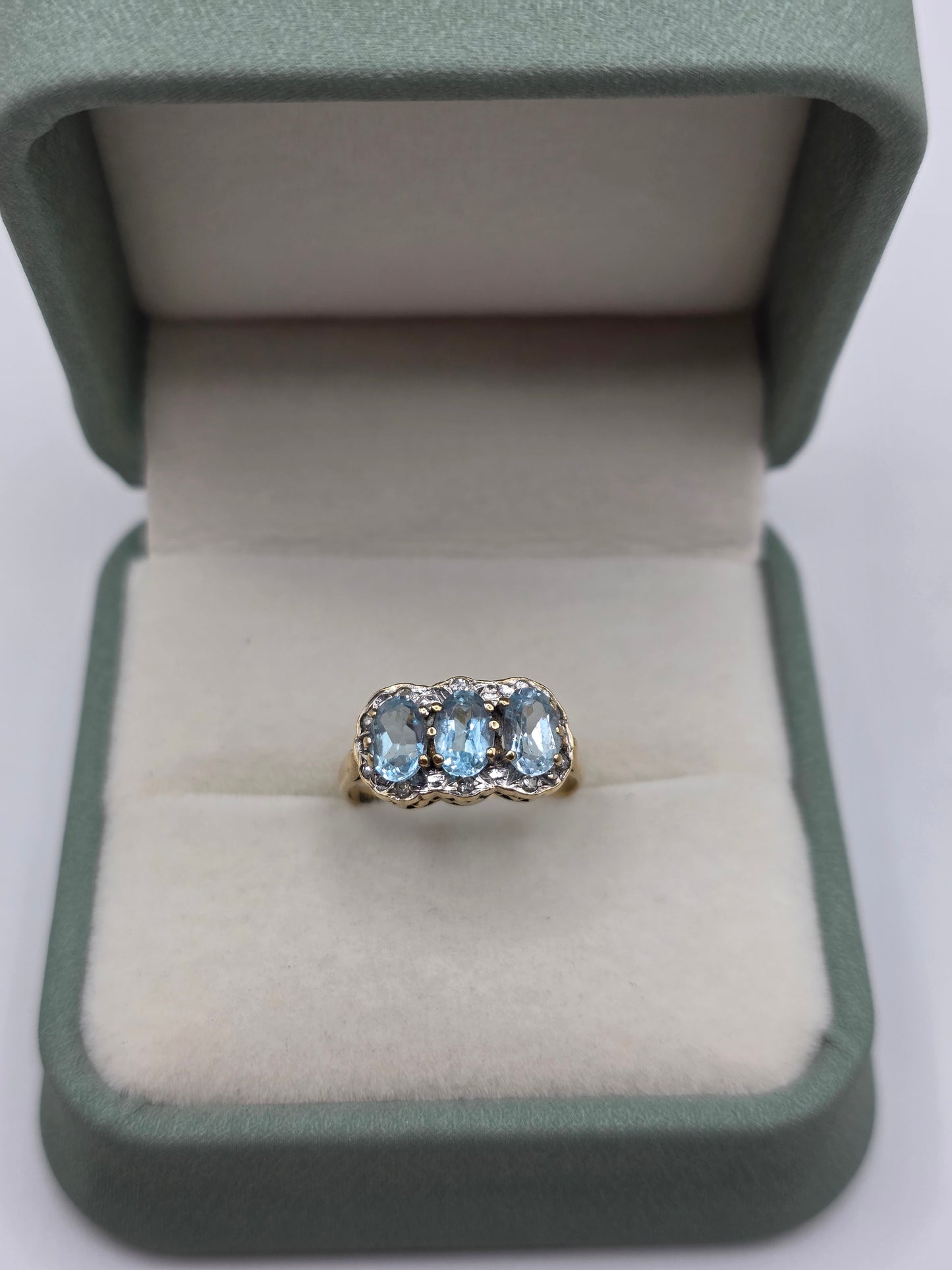 9ct gold aquamarine and diamond ring