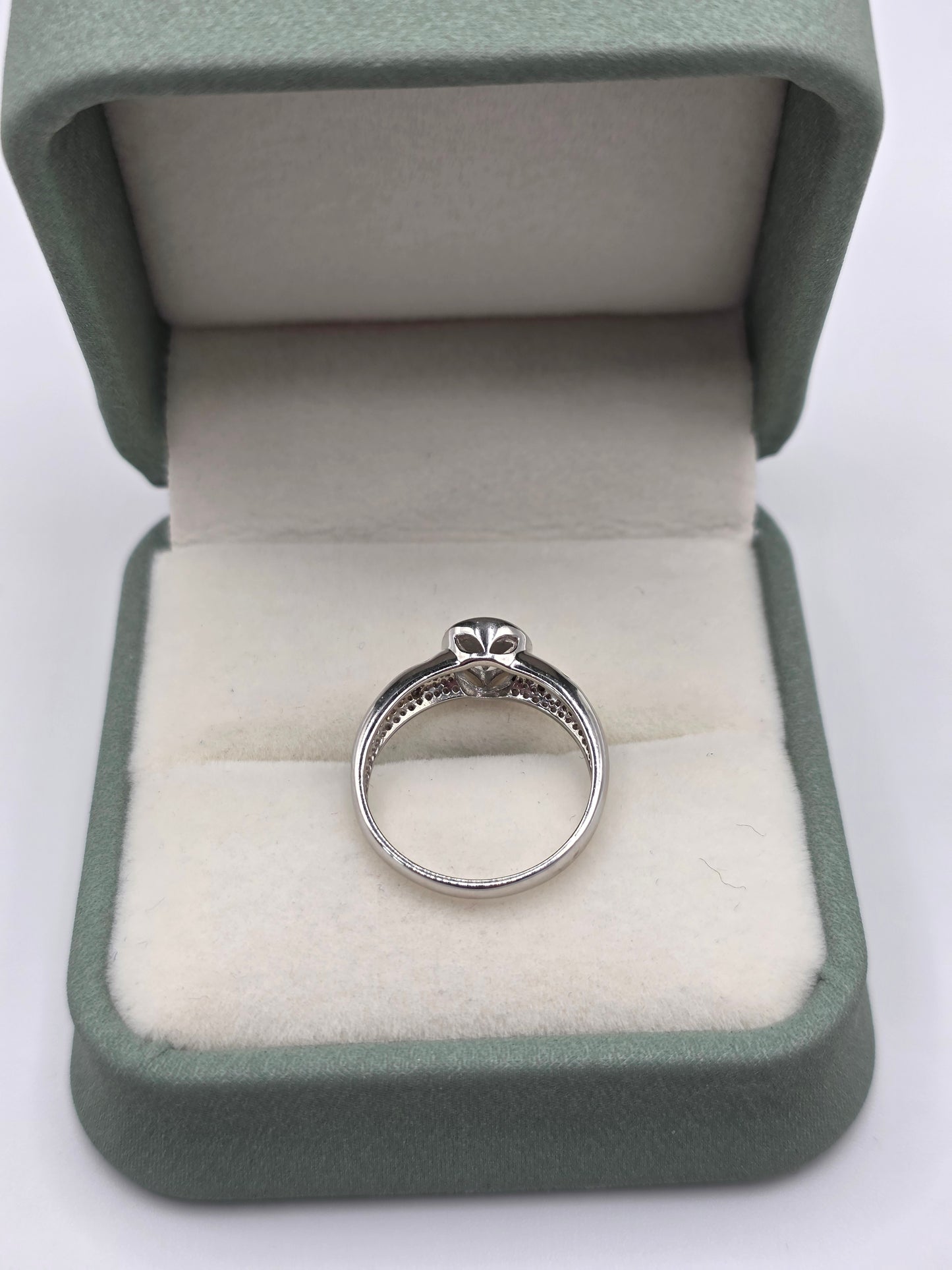 9ct white gold aquamarine and diamond ring