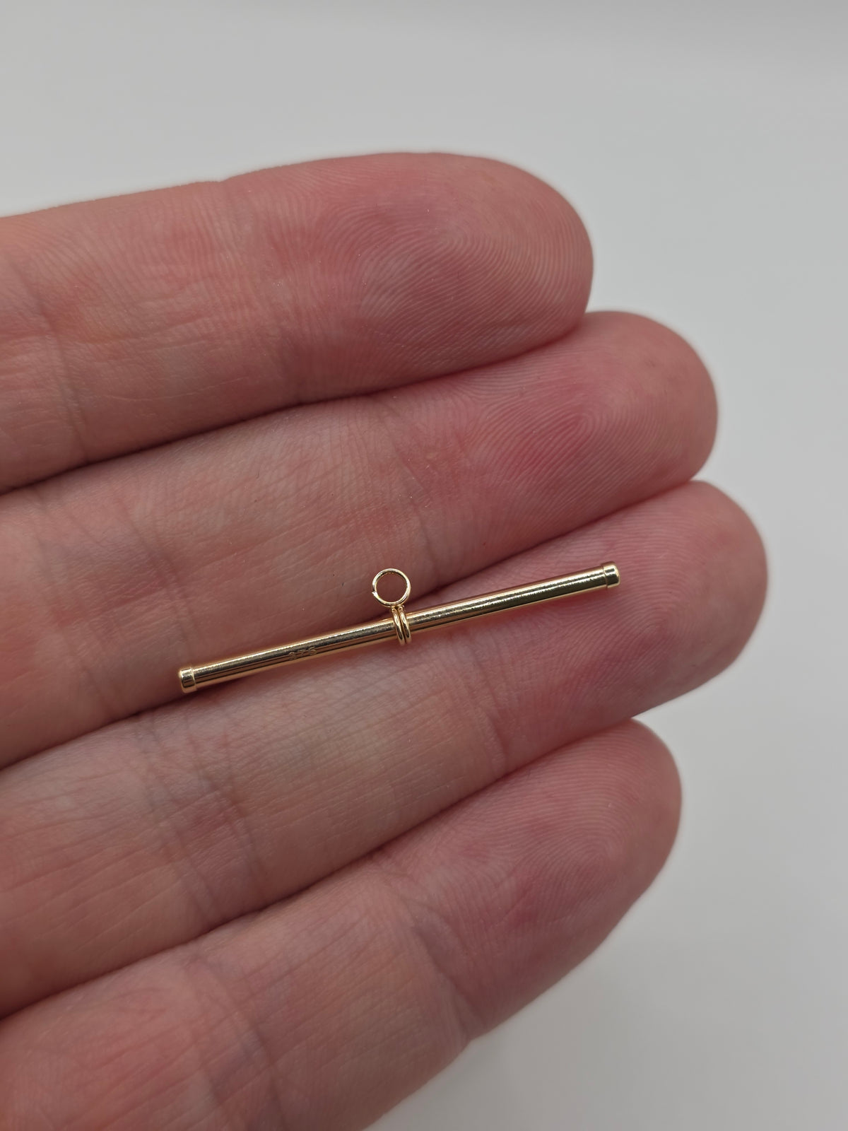 9ct gold 33mm T-Bar pendant