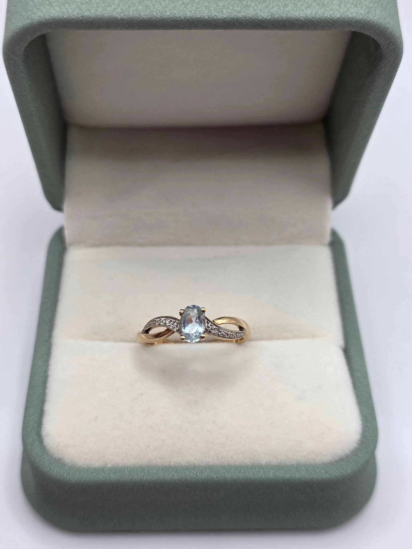 9ct gold aquamarine and diamond ring