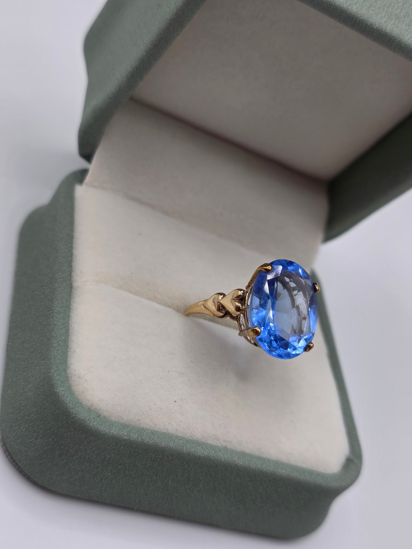9ct gold synthetic spinel ring