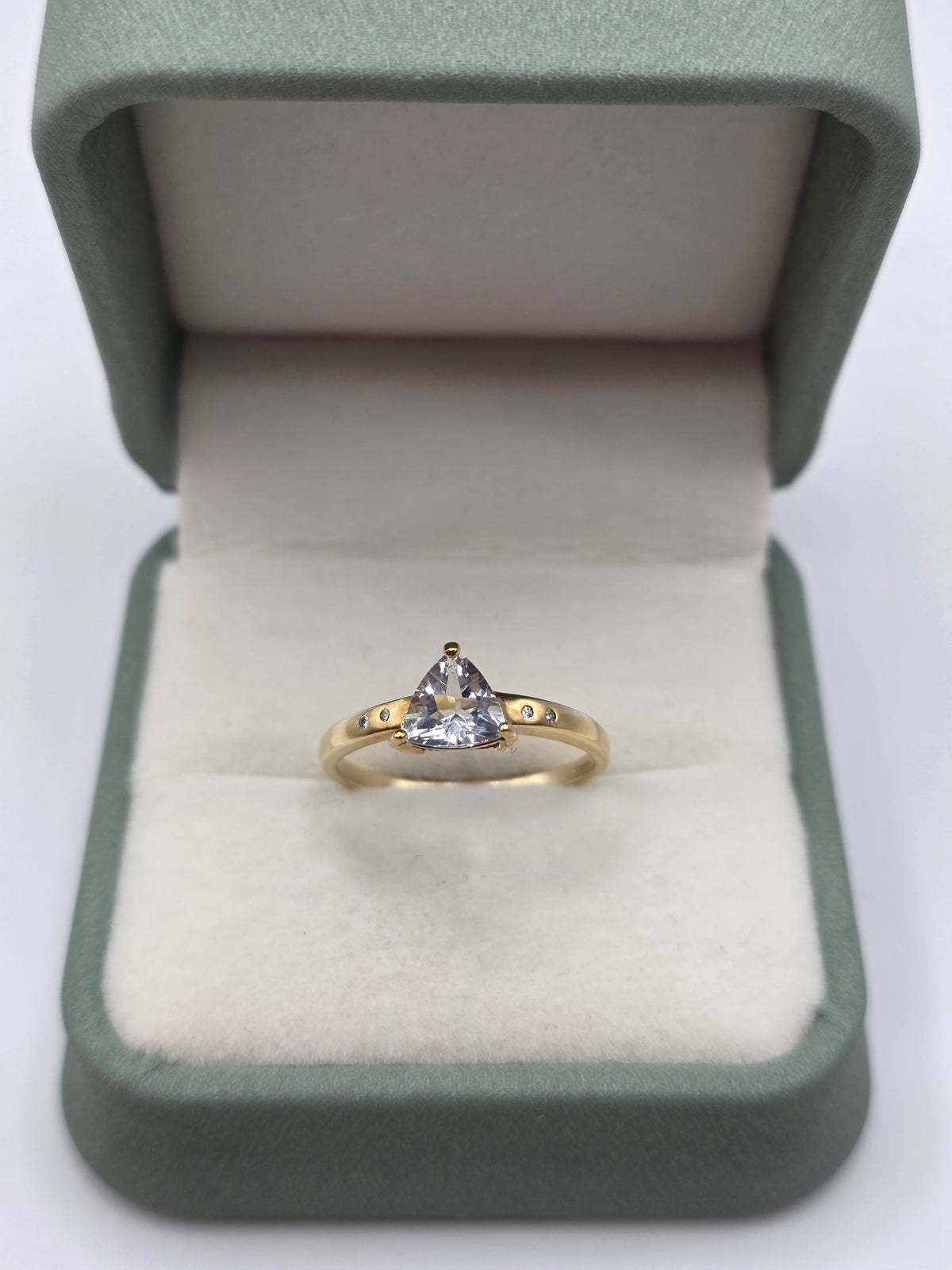 9ct gold zircon ring