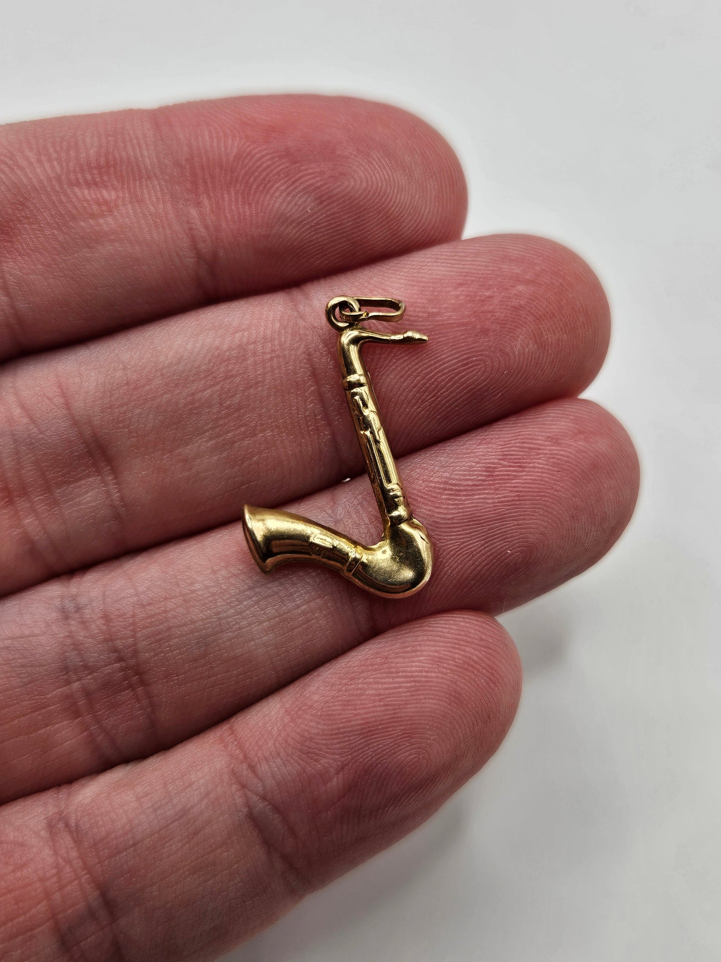 9ct gold saxophone pendant