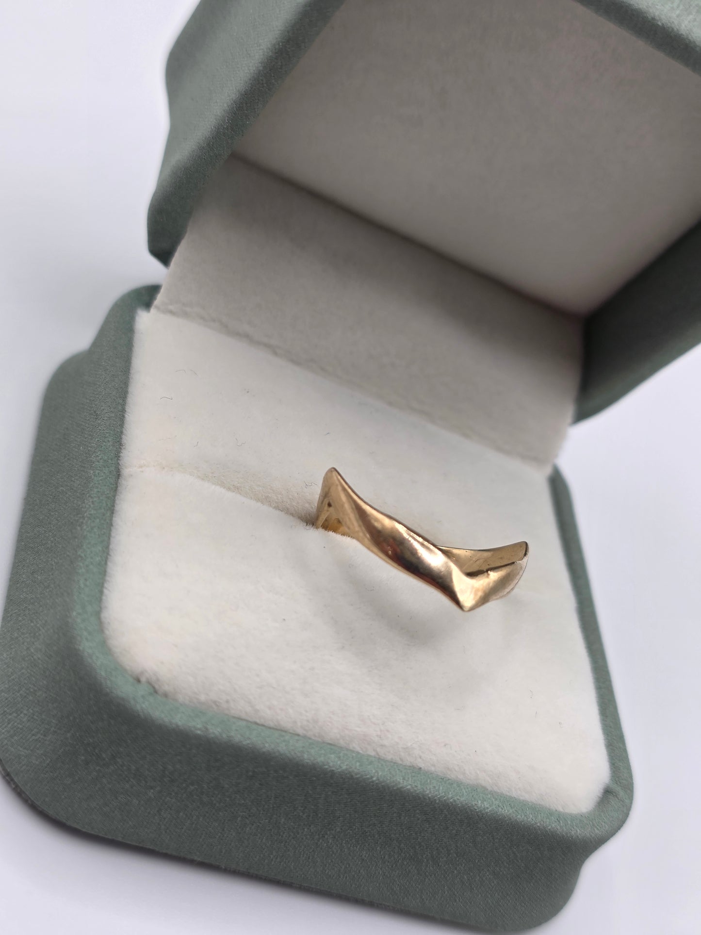 9ct gold wishbone ring