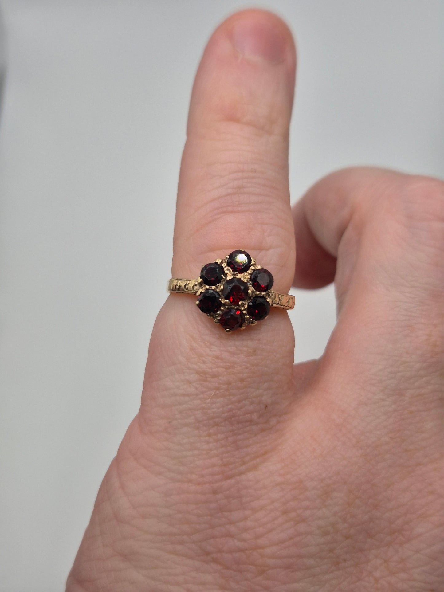 9ct gold garnet ring