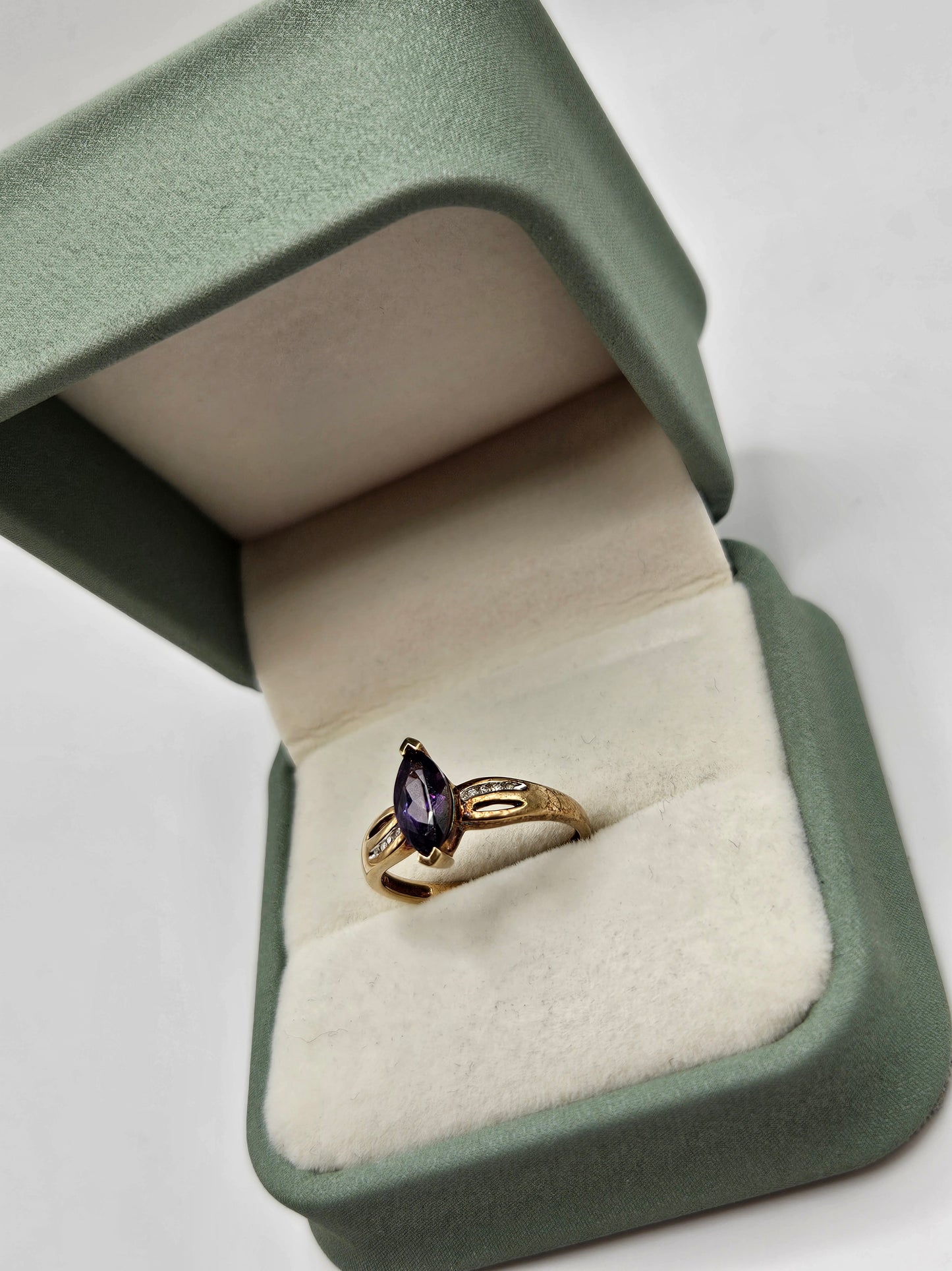 9ct gold amethyst and diamond ring