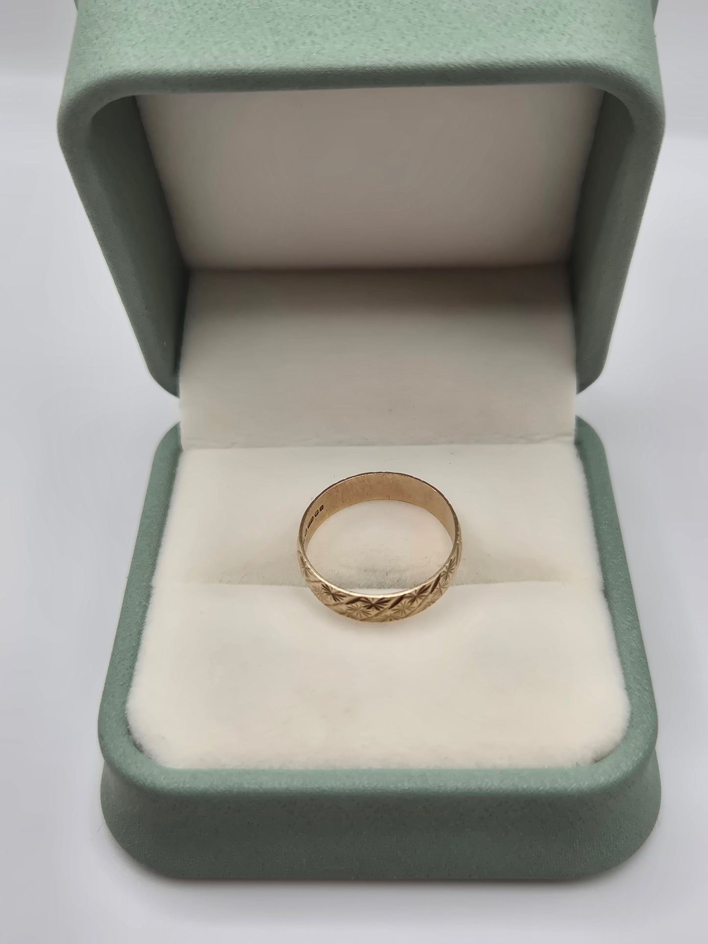 9ct gold engraved band  ring