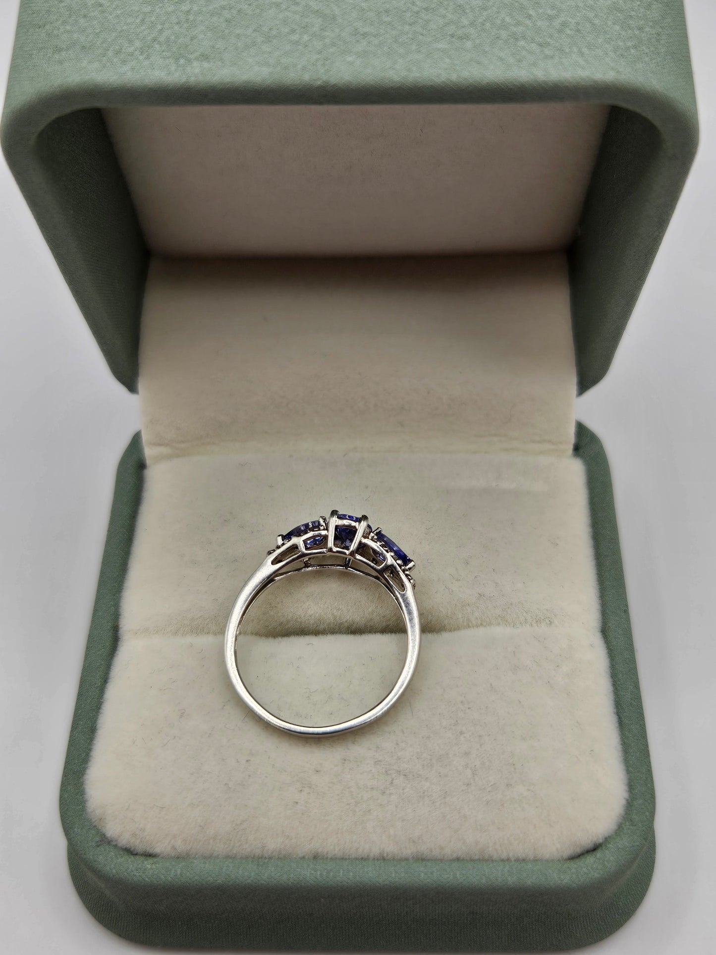 9ct white gold tanzanite ring