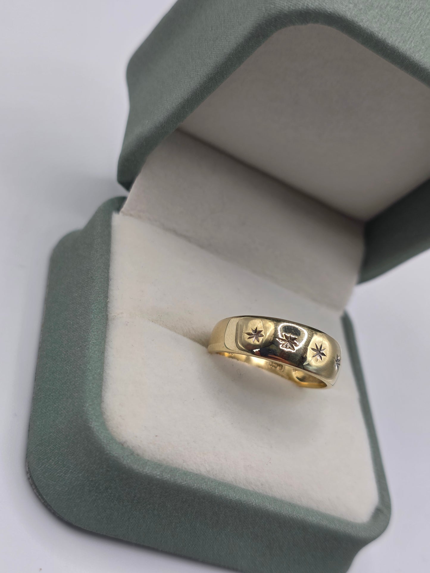 9ct gold star band ring